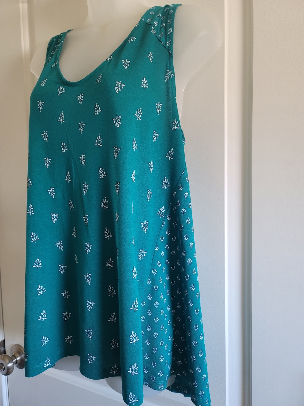 Old Navy Teal Floral Print Tank Top - Picture 4 of 11